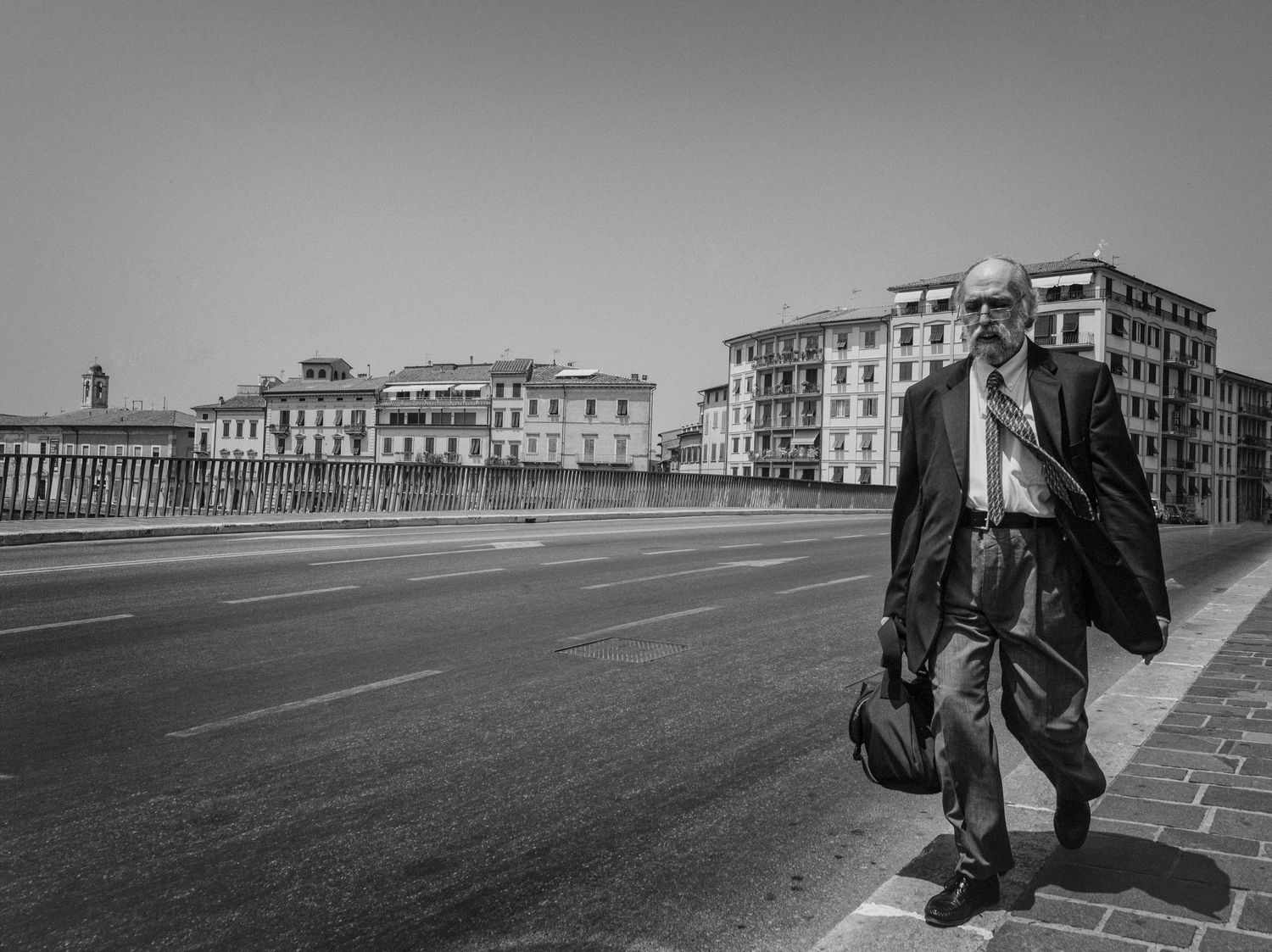 Italie Florence man on the bridge.jpg