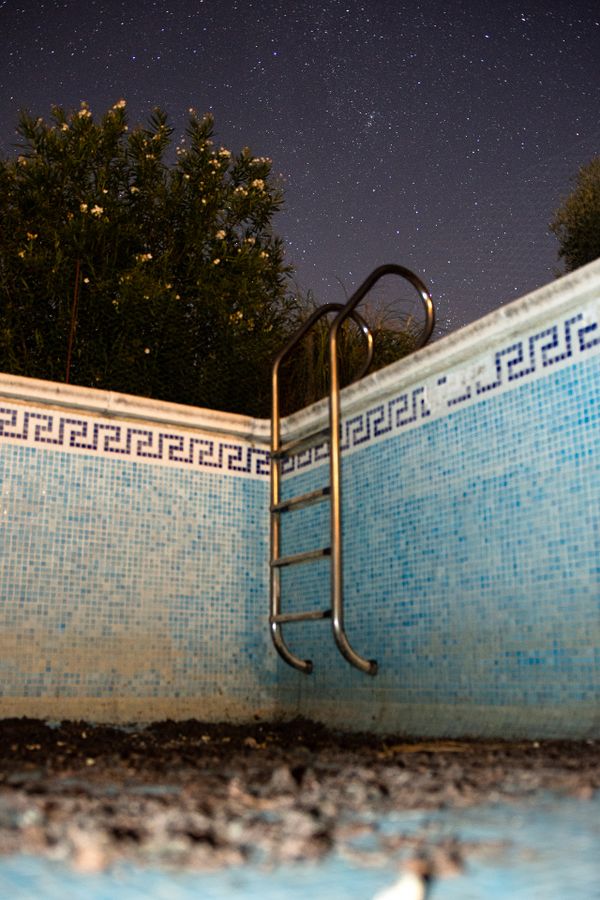 Character Building - Empty swimming pool_1920px.jpg