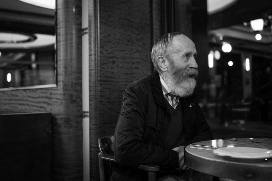 Praag man met baard restaurant kopie.jpg