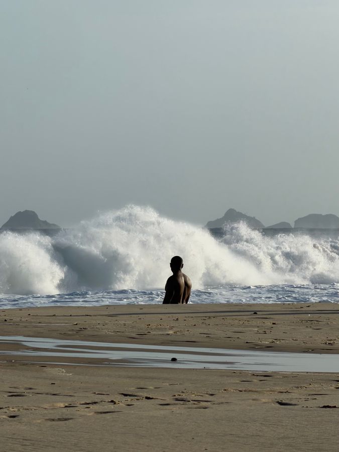 quando_quebra_na_praia_é_bonito_Ismael_Pizarro.jpeg